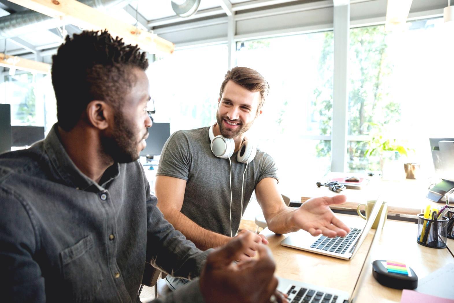 Calculadora y documentos financieros sobre escritorio