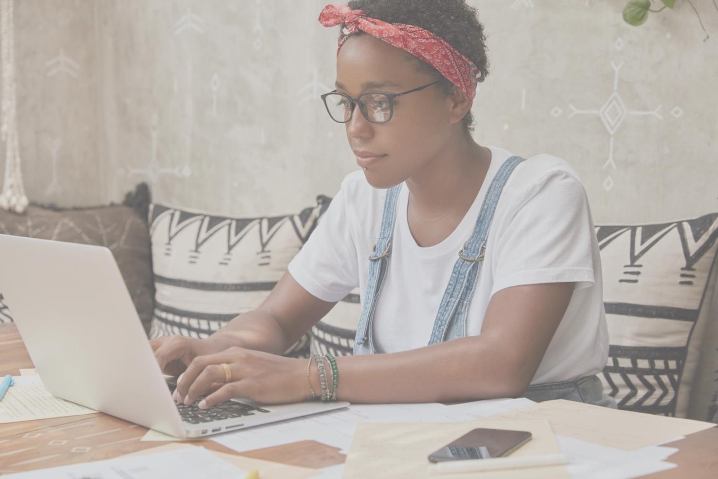 Planificación financiera con documentos y calculadora