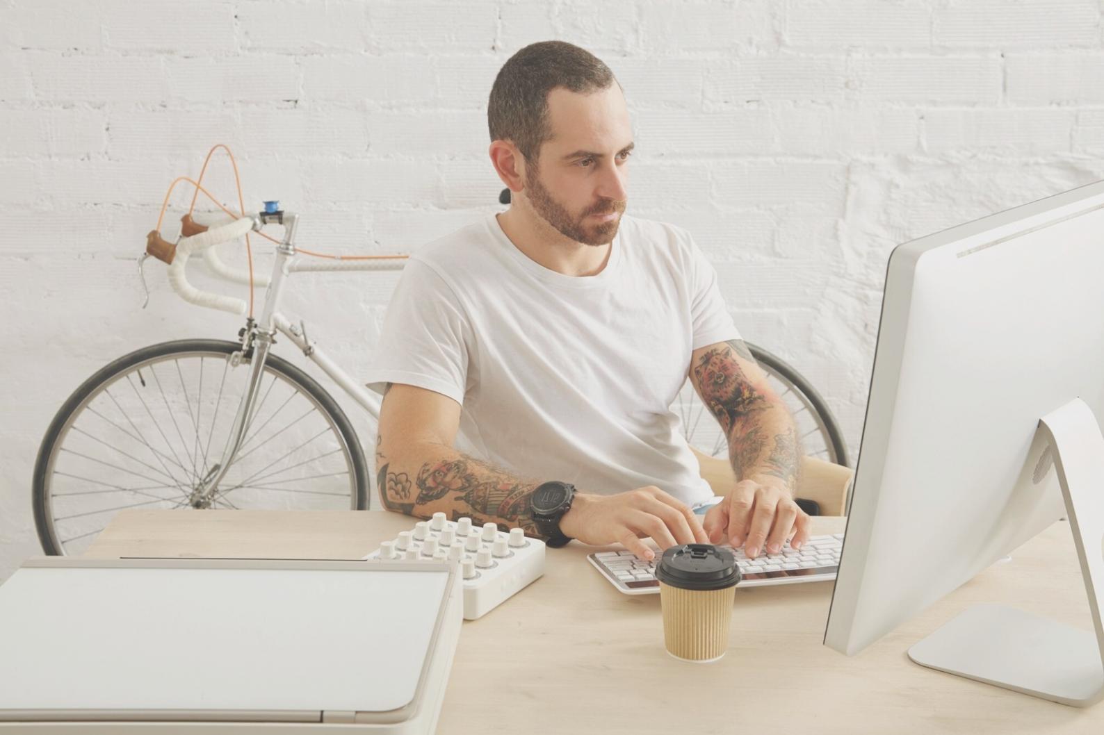 Persona analizando datos financieros en ordenador portátil