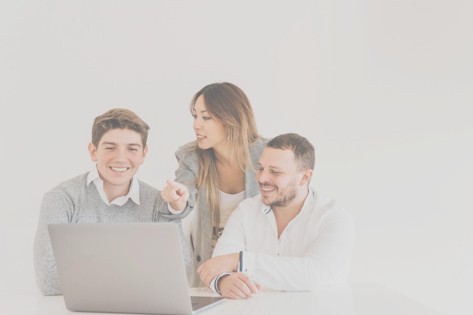 Participantes trabajando en ejercicios prácticos de finanzas