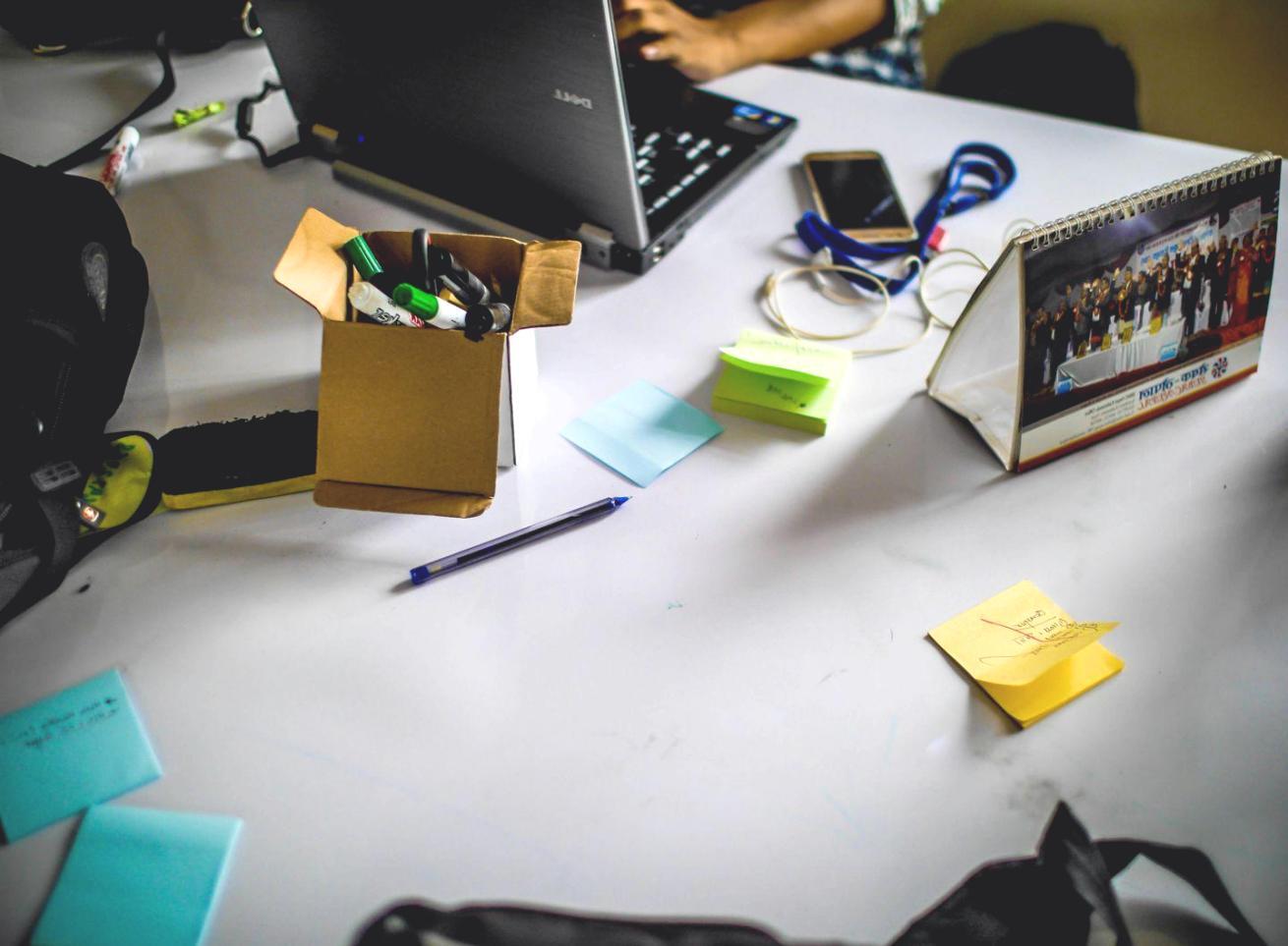 Grupo de estudiantes analizando documentos financieros durante sesión práctica